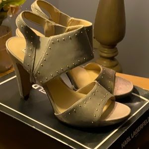 KARL LAGERFELD PARIS: Antique Gold Coquette Leather Slingback Sandal.